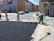 Aufbringen des neuen Straßenbelags